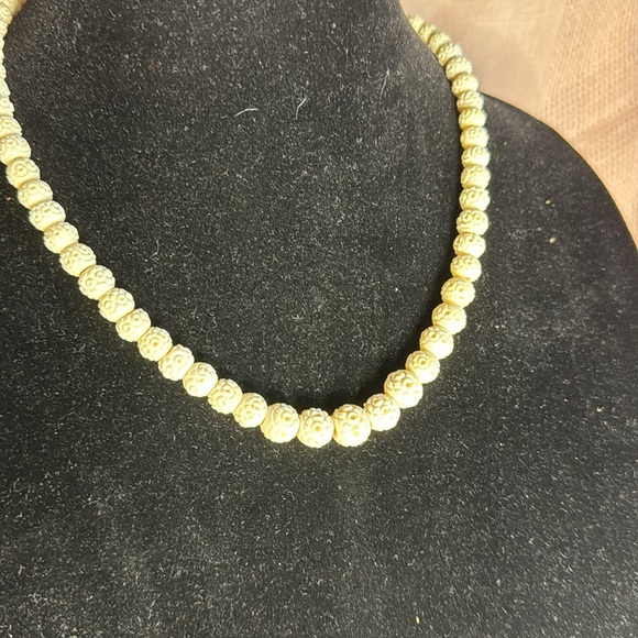 Carved bead necklace - Picture 2 of 8